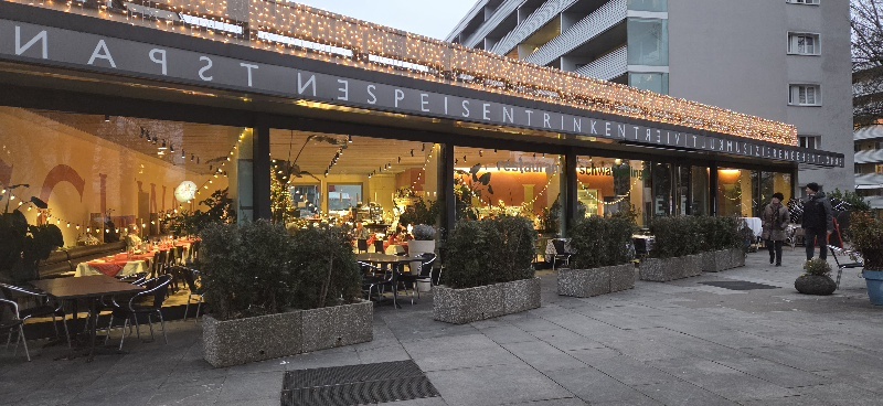 Eindrücke von unserem Zäme-sii-Event vom 26.11.25  Zäme aktiv sii, feste, glücklich sii, einfach lustig ha und gniesse  ässe und spaziere ... 😂🚶‍➡️🚶‍♀️‍➡️😂  Text: Alfred Tschopp/Fotos: Claudine Carré  Ab nach Zürich – unser letztes «Zäme aktiv»-Event 2025  SchwamEdinge – das gemütlichste Restaurant in Schwamendingen  Ja, so vergeht die Zeit: 45 «Zäme höckle», 24 «Zäme unterwägs» und 10 «Zäme aktiv» durften wir erleben. Sage und schreibe 79 Events wurden organisiert, rekognosziert und durchgeführt.