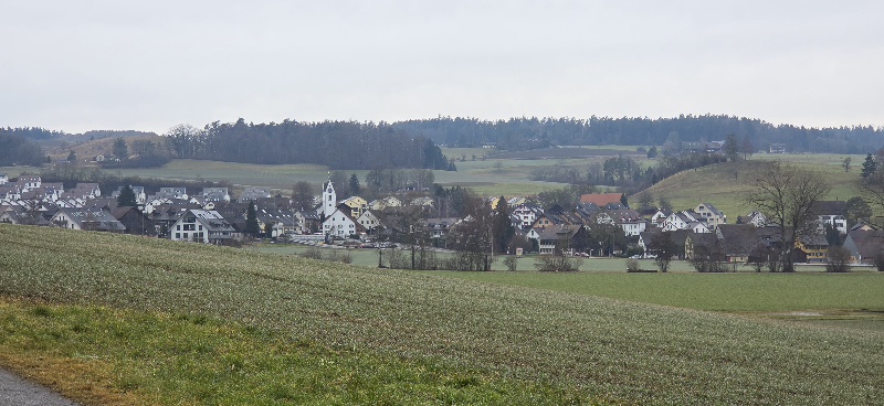 Freizeit - Zäme unterwägs: Wandere, Natur gniesse und lustig ha.  Wanderung Nr. 02 - 2026  - Rund um Embrach  Embrach - Wildbach ... Chlostergumpenweiher - Oberembrach - Rebhalde, Wildbach - Embrach  Mit dem Auto geht’s Richtung Zürcher Unterland (Bezirk Bülach). Nun erlebe ich ein Bad der Gefühle – wie wird wohl das Wetter sein? Und ja: Bis Embrach habe ich tatsächlich alle Möglichkeiten erlebt. Am Bahnhof angekommen ist das Wetter nicht gerade optimal. Kopf hoch – da müssen wir jetzt durch.
