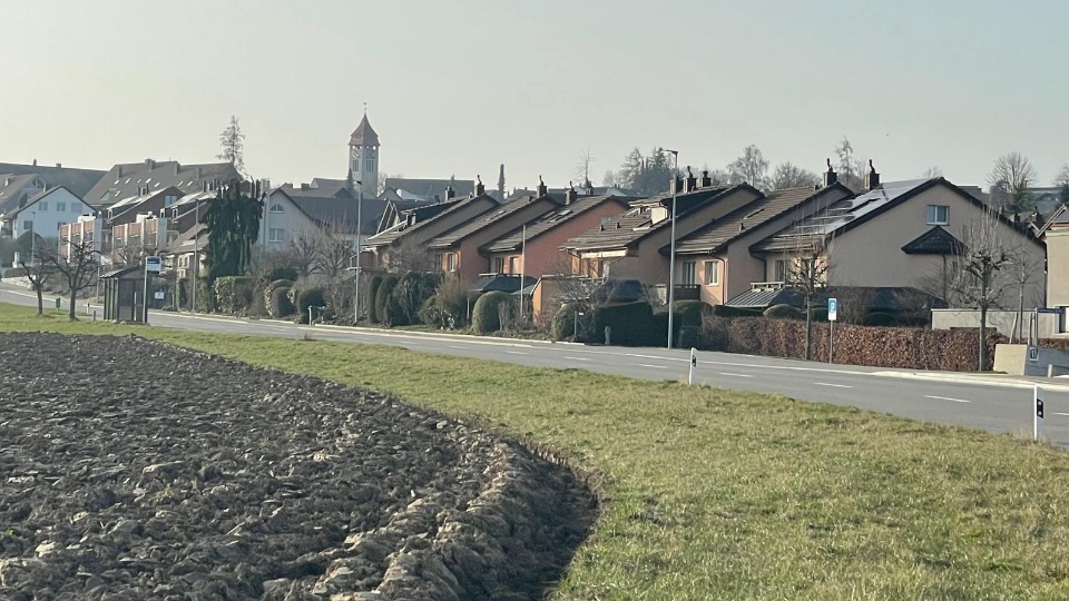 Freizeit - Brütten mit Kirche - hinter der Kirche ist der Mittelpunkt des Kantons Zürich