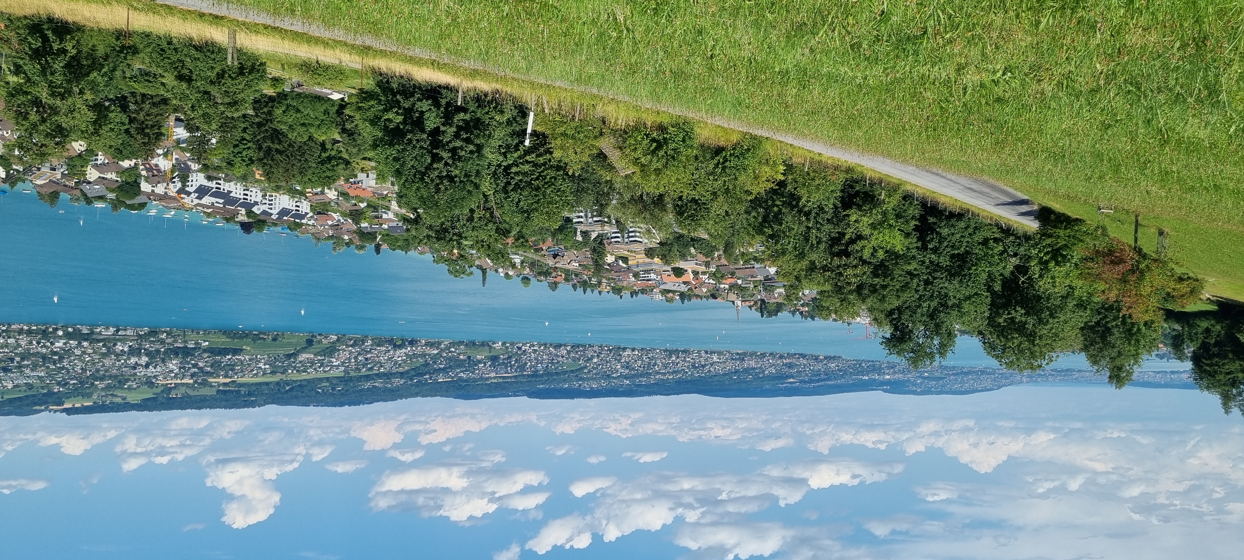 Freizeit - Ein Sonntagsausflug nach Oberrieden zur Frohen Aussicht.  Der Patron sagt: Gönnen Sie sich eine Auszeit und lassen Sie sich verwöhnen. Geniessen Sie über dem Zürichsee mit atemberaubender Aussicht kulinarische Klassiker und auserwählte Weine im gemütlichen Ambiente. Unweit von der Alltagshektik entfernt finden Sie in der Frohen Aussicht eine Oase der Ruhe mitten in der Natur.  „Ja, ja… eine traumhafte Aussicht – der Zürichsee glänzt, die Goldküste leuchtet – ein wahrer Sonntagstreffer. Wir kommen wieder!“