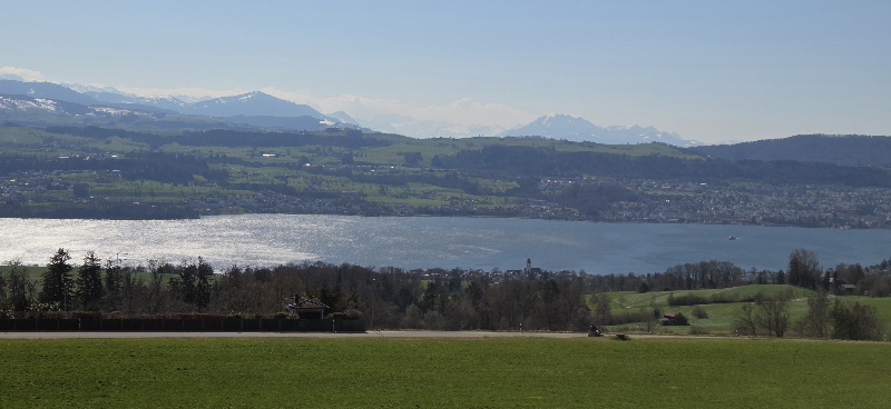 Zäme unterwägs: Wandere, Natur gniesse und lustig ha. Forch - Guldenen - Guldener Höchi - Pfannenstiel - JakobEssWeg - Toggwil - MeilemerTobel - Meilen Was für ein Tag! Sonnenschein, tiefblauer Himmel – genau so stellt man sich das vor. Nicht wahr? Und dann: die Bise. Eiskalt, bissig, einfach gnadenlos.